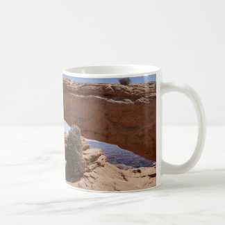 Taza De Café Arco de Mesa y Tumbleweed en Canyonlands