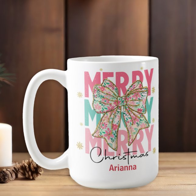 Taza De Café Arco de Navidad Rosa Verde Turquesa Nombre (Pastel pink and teal "Merry Christmas" mug with a big floral bow. Customized with a name)