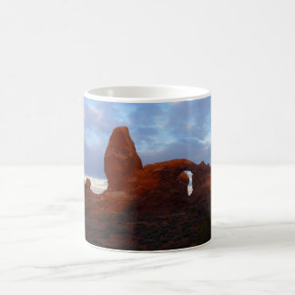 Taza De Café Arco de torres al amanecer en el Parque Nacional d