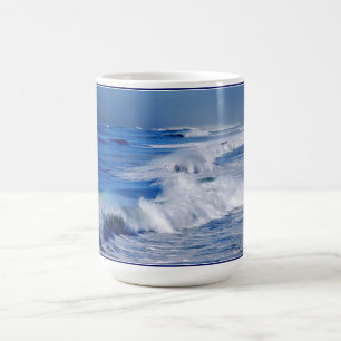 Taza De Café Arcoiris sobre marea de olas oceánicas