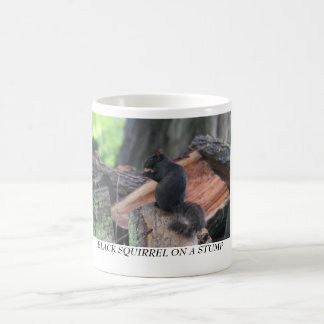 TAZA DE CAFÉ ARDILLA NEGRA EN UN TOCÓN