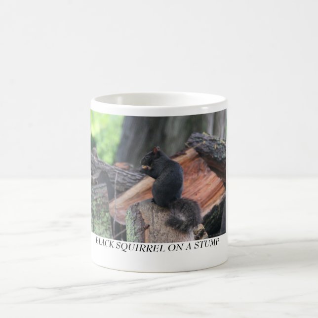 TAZA DE CAFÉ ARDILLA NEGRA EN UN TOCÓN (Centro)