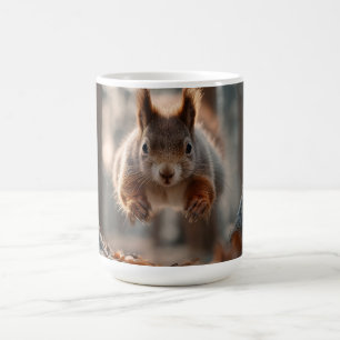 Taza De Café Ardilla Roja Saltando en Bosque Helado