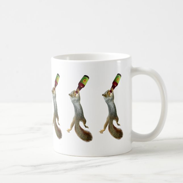 Taza De Café Ardillas que beben la cerveza (Derecha)