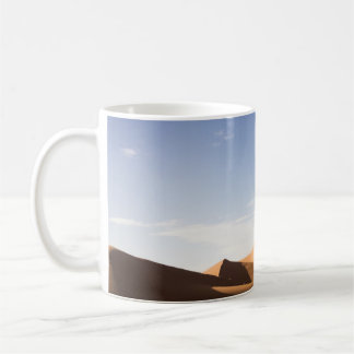 TAZA DE CAFÉ ARENA MARRONA BAJO CIELO AZUL DURANTE EL DÍA