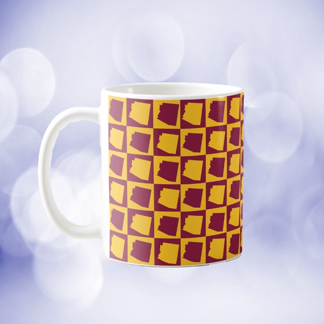 Taza De Café Arizona state checkerboard maroon and gold pattern (A mug with a maroon and gold pattern featuring the US state of Arizona.)