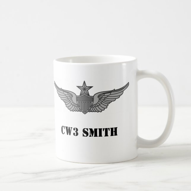 Taza De Café ArmySrAvnBadge, 3ro batallón del MI, CW3 SMITH (Derecha)