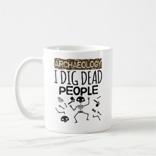 Taza De Café Arqueología I Cavar Arqueólogo De Personas Muertas