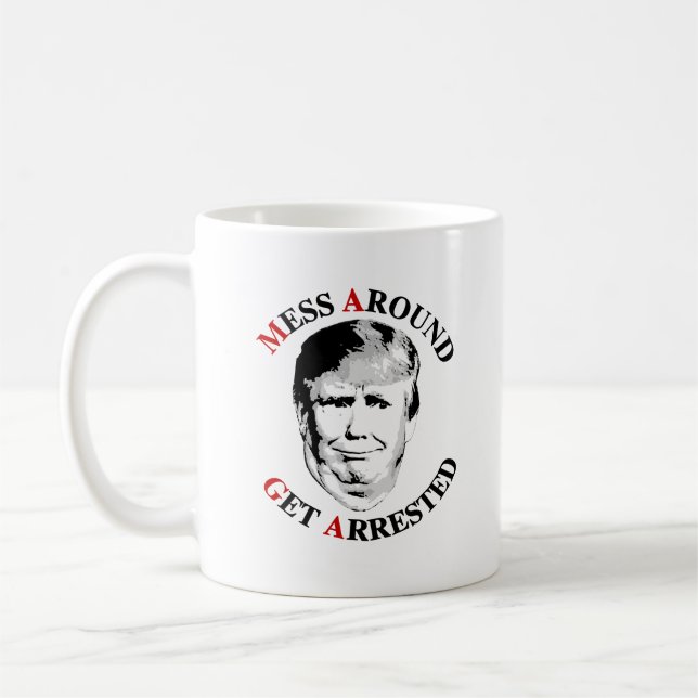 Taza De Café Arrestan a desafortunado enemigo de Trump (Izquierda)