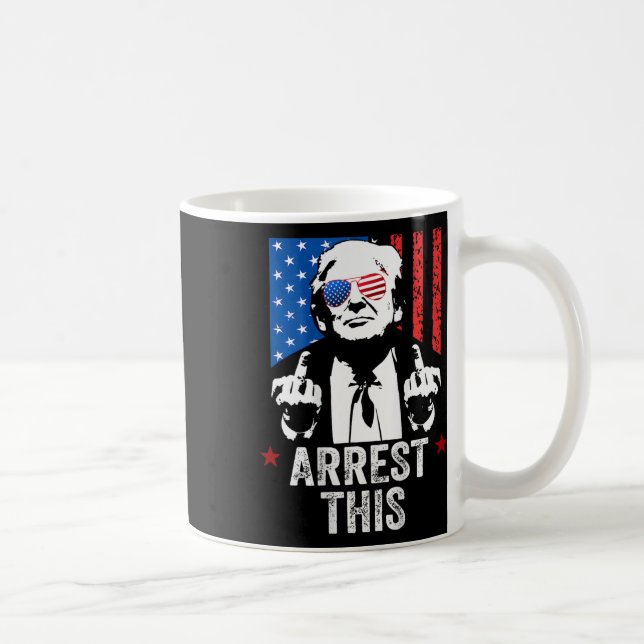 Taza De Café Arrestar a Trump esto (de espaldas) (Derecha)