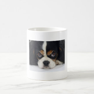Taza de café arrogante del perro de aguas de rey