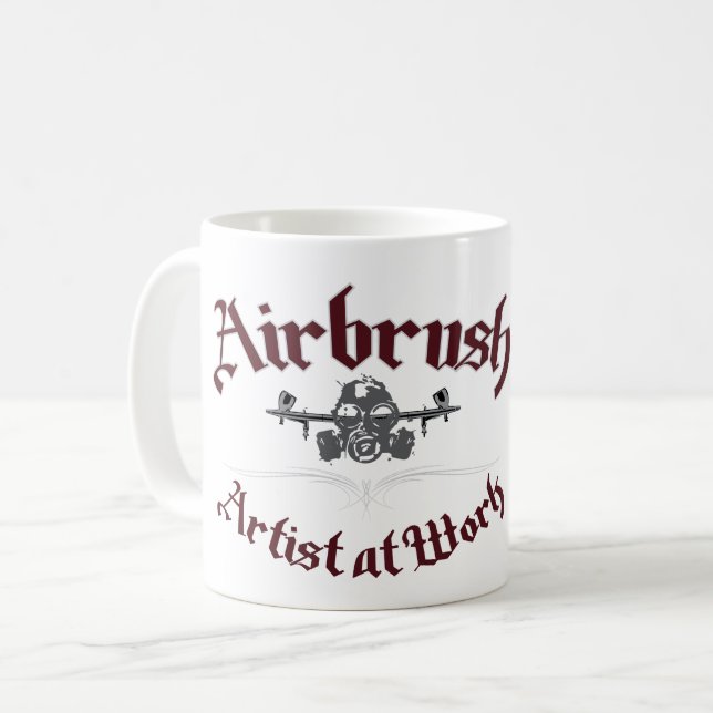 TAZA DE CAFÉ ARTISTA DEL AERÓGRAFO EN EL TRABAJO (Anverso izquierdo)