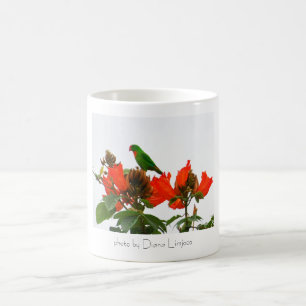 Taza De Café Asalte con el loro verde y anaranjado tropical
