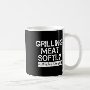 Taza De Café Asando carne suavemente con sus pinzas Asado diver