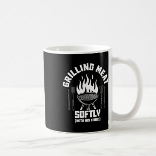 Taza De Café Asando carne suavemente con sus pinzas Cita de BBQ