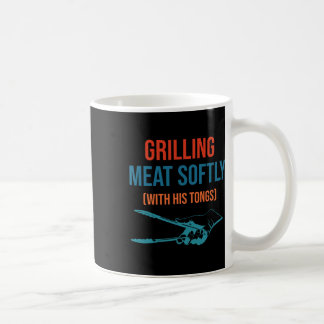 Taza De Café Asando Carne Suavemente Con Sus Pinzas Divertida P