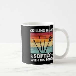 Taza De Café Asando carne suavemente con sus tenazas Asado dive