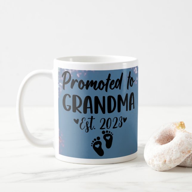 Taza De Café Ascendido a la abuela Personalizado (Con donut)