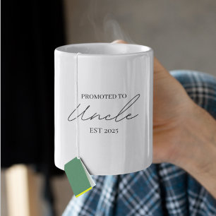 Taza De Café Ascendido al tío EST 2025 Mug   Tío primerizo
