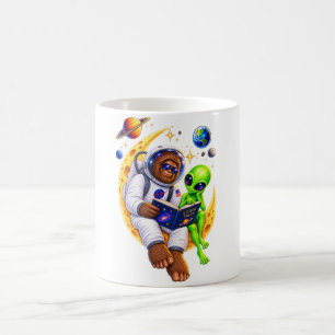Taza De Café Astronauta Bigfoot leyendo un libro a un alienígen