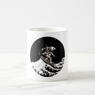 Taza De Café Astronauta en el espacio exterior surfeando sobre