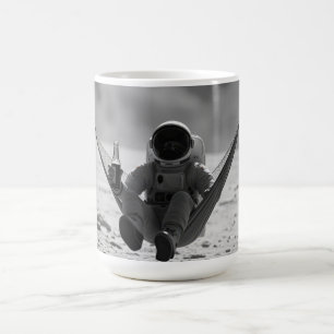 Taza De Café Astronauta en la luna con cerveza