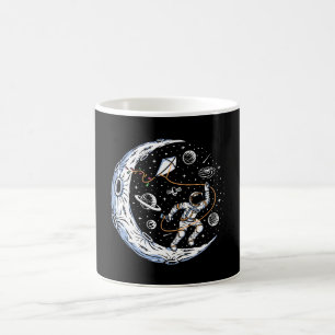 Taza De Café Astronauta volando una cometa en la Luna