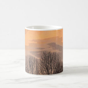 Taza De Café Atardecer con árboles desnudos
