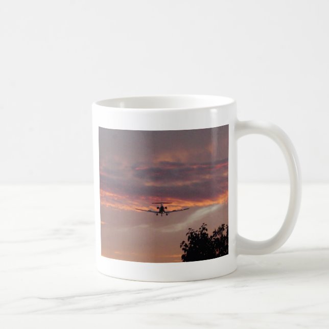 Taza De Café Aterrizaje comercial del jet en la puesta del sol (Derecha)