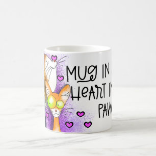 Taza De Café atragantar en las manos el corazón en sus garras