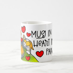 Taza De Café atragantar en las manos el corazón en sus garras