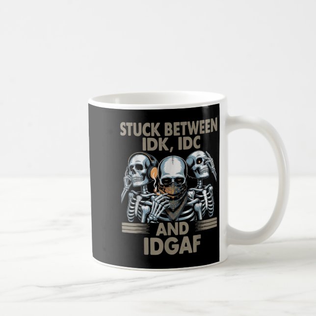 Taza De Café Atrapado Entre Idk, Idgaf Y Yo, Funny Skeleton Gan (Derecha)
