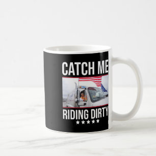Taza De Café Atrápenme montando en el sucio Trump el camión de 
