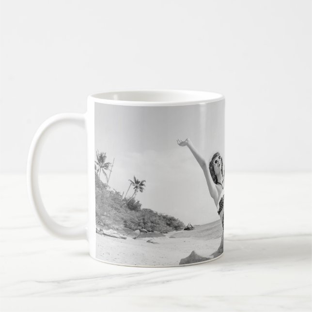 Taza De Café Attractive young woman in bikini on the beachvinta (Izquierda)