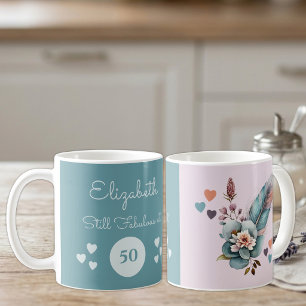 Taza De Café Aún fabulosa en cumpleaños 50 floral verde rosa