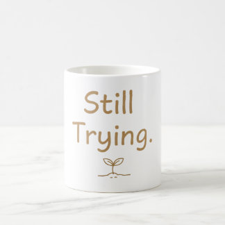 Taza De Café Aún Intentándolo – Cita Suave y Relatable para Muj