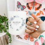 Taza De Café AUSHA Elegante Boda de la dama de honor con flores<br><div class="desc">Esta taza de café de fiesta nupcial presenta elegantes flores azules y blancas polvorientas y un elegante tipo de letra minimalista. Es perfecto para cualquier fiesta nupcial</div>