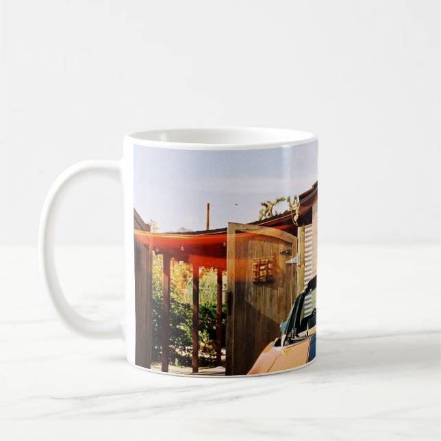 Taza De Café Auto azul estacionado al lado de un edificio de ho (Izquierda)
