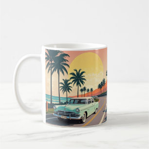 Taza De Café Auto vintage de estilo retro en una carretera cost