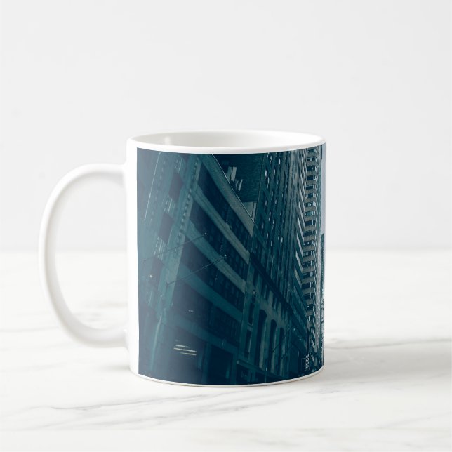 TAZA DE CAFÉ AUTOS DE CARRETERA ENTRE EDIFICIOS EN LA FOTOGRAFÍ (Izquierda)