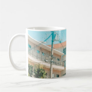 TAZA DE CAFÉ AUTOS EN LA CARRETERA