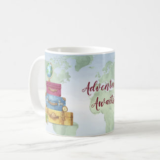 Taza De Café Aventura espera maletas apiladas Viajes mundiales