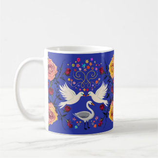 Taza De Café Aves de amor y un fango de la escena de la paloma