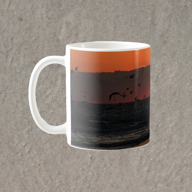 Taza De Café Aves volando sobre la fotografía oceánica (A mug with a photograph of sea gull birds flying over the ocean during sunrise.)