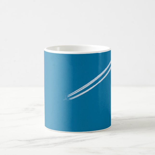 Taza De Café Avión volador sobre un fondo azul del cielo (Centro)