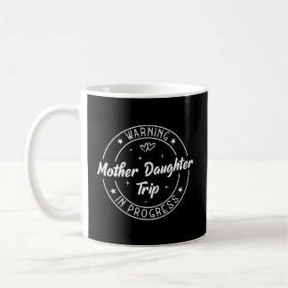Taza De Café Aviso a la hija madre en viaje en curso con