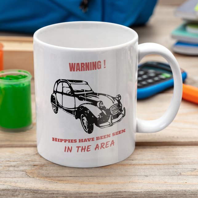 Taza De Café Aviso de hippie de 2 CV Deux Chevaux (2CV Mug in White with a Red Text and Black Deux Chevaux Illustration)