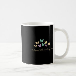 Taza De Café Ayudando a las pequeñas mentes a crecer Maestra re