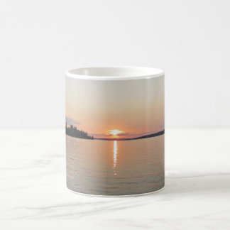 Taza De Café Azul bermellón de la puesta del sol del lago subió