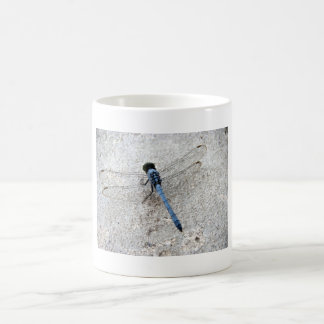 Taza de café azul de la libélula